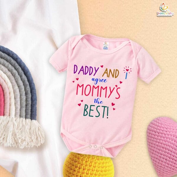 Daddy and I Agree Mom’s the Best – Cute Mother Romper for Babies | Adorable Baby Bodysuit for Mom | Babywish - Image 3